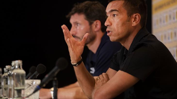 Persconferentie met voor Feyenoord-trainer Van Bronckhorst en achter PSV-trainer Van Bommel.