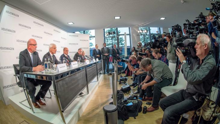 Persconferentie Volkswagen, dat 25% waarde verloor na zaak-sjoemelsoftware. 