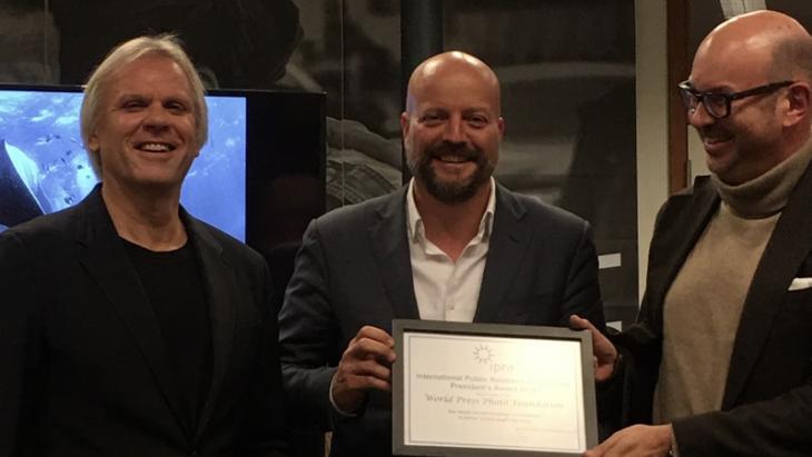 vlnr: IPRA President Bart de Vries overhandigt de President's Award aan Lars Boering, directeur van World Press Photo en Guido van Nispen, lid van de raad van toezicht van World Press Photo.