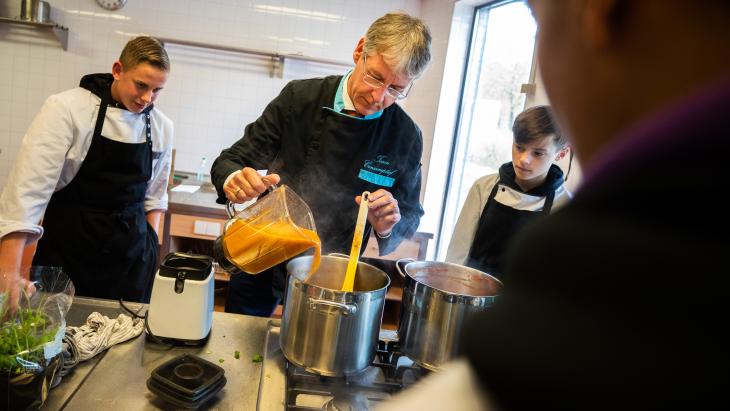 Ariem Slob op werkbezoek, om samen te koken