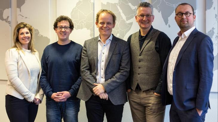 V.l.n.r. Marieke van Echtelt, Mark Vroegrijk en Lucas Hulsebos, (DVJ Insights) en Tammo Bijmolt en Maarten Gijsenberg, (Rijksuniversiteit Groningen)