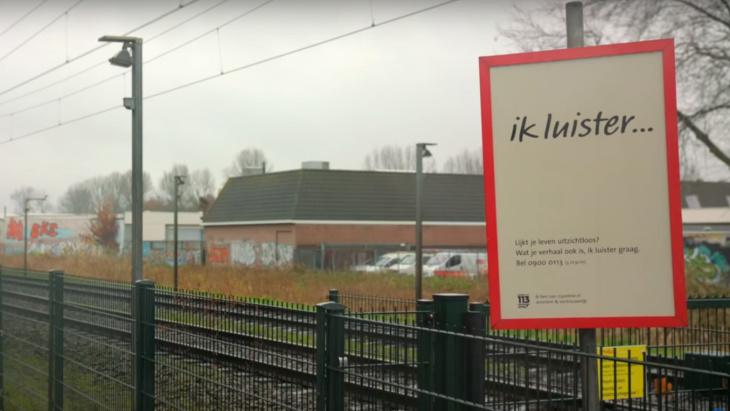 Ik luister-bord bijhet spoor