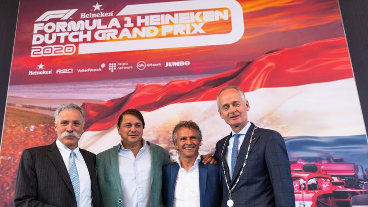 V.l.n.r.: Chase Carey (CEO FOM), Hans Erik Tuijt (Director Heineken Global Sponsorships), Jan Lammers (sportief directeur), Niek Meijer (burgemeester Zandvoort)