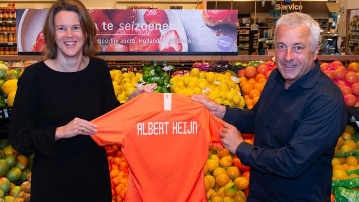 Marit van Egmond, CEO  Albert Heijn, en Jean Paul Decossaux, commercieel directeur KNVB