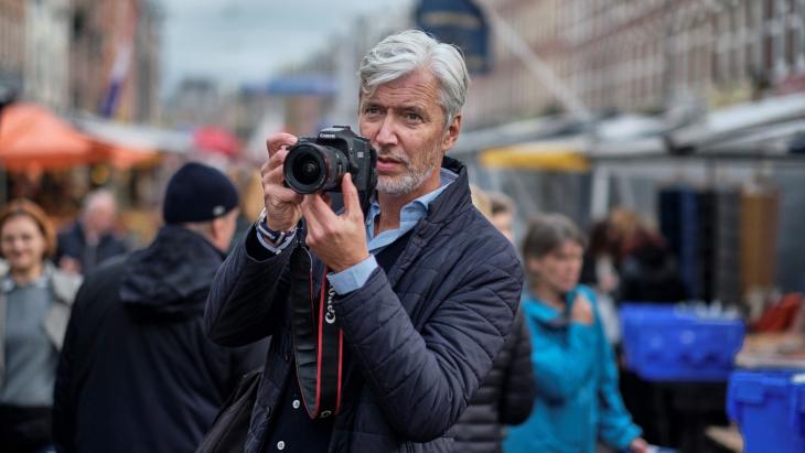 Philip Kok met zijn spiegelreflexcamera Canon, EOS 50D: 'De straat is de plek waar ik inspiratie zoek'