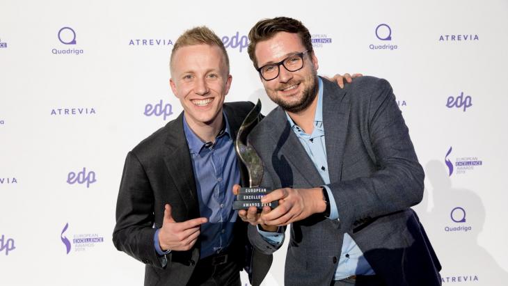 Sebastiaan Hoogendoorn (l)  en Raoul van Wijk met de award