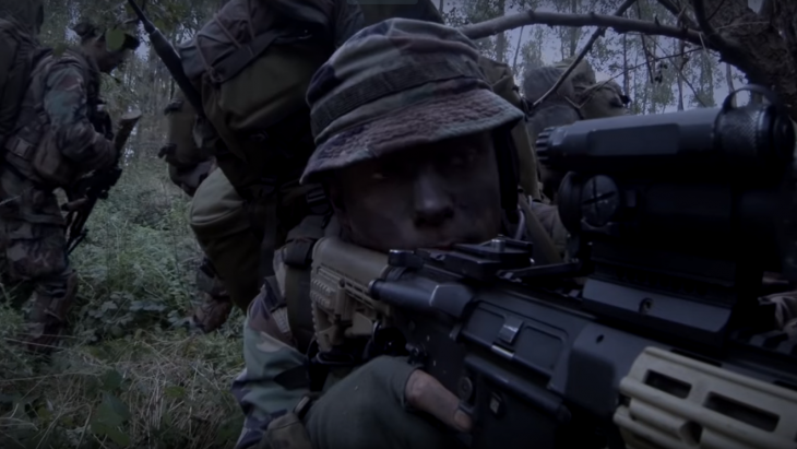 Mariniers in actie in een wervingsvideo van het Korps