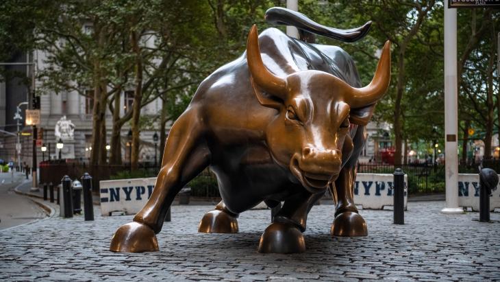 De stier op Wall Street die symbool staat voor marktoptimisme