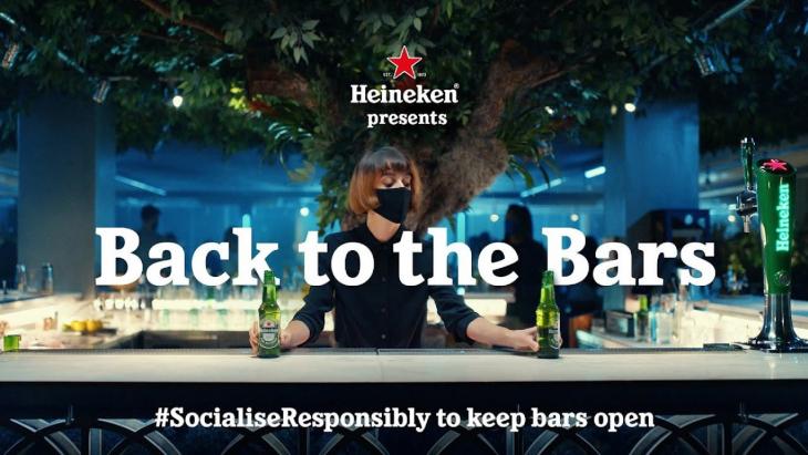 In ‘Back to the bars’-campagne claimt Heineken dat er maar één ding beter is dan een avond uit...