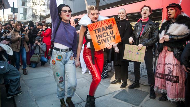 Trans-inclusieve activisten demonstreren tijdens London Fashion Week (2019)