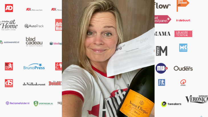 Babet Verstappen met de brief van DPG over haar aanstelling en een fles champagne 
