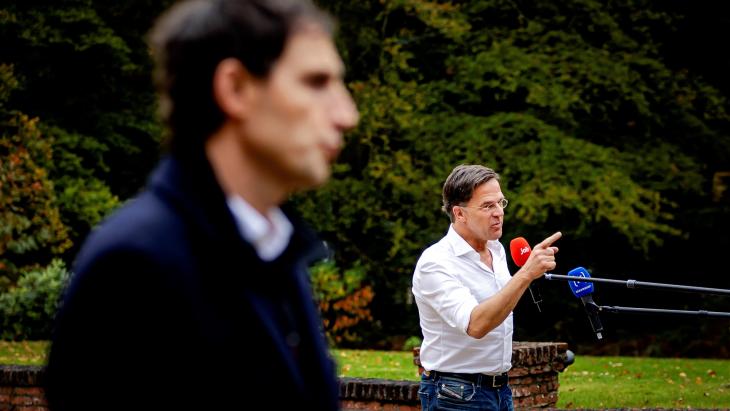 Mark Rutte en op de voorgrond Wopke Hoekstra