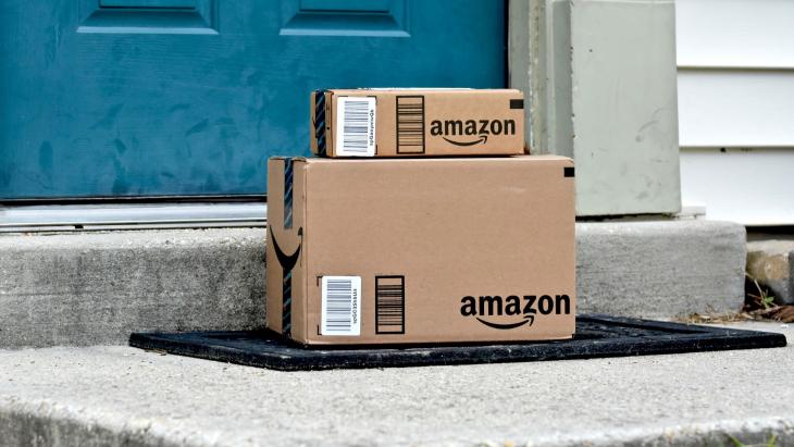 Pakketjes van Amazon voor de voordeur