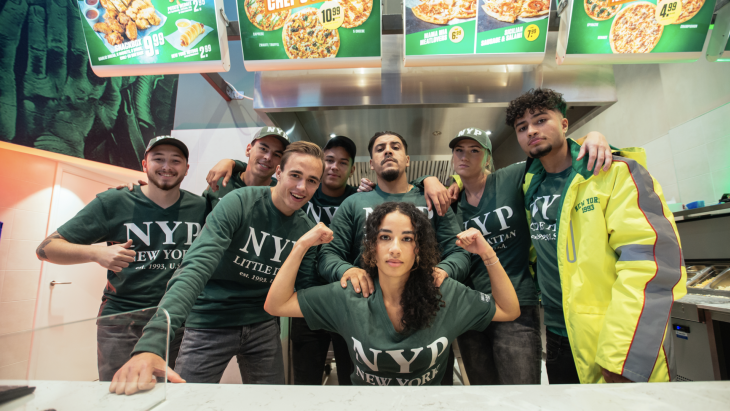 Mocro Maffia-rapper Ice speelt eindbaas in New York Pizza-wervingscampagne