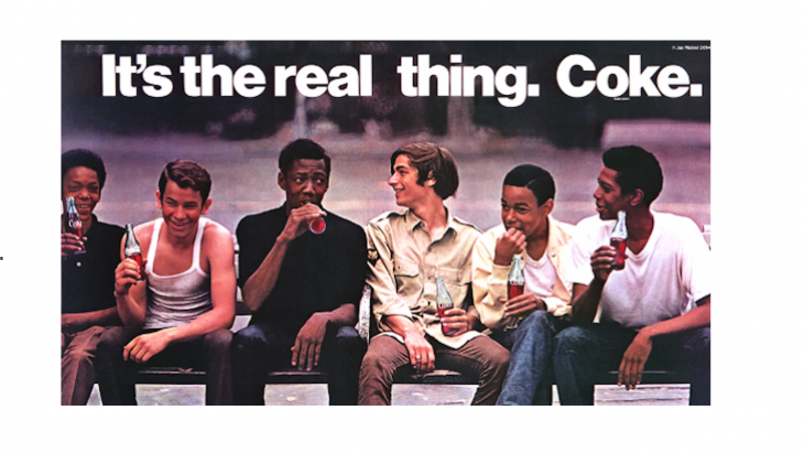 “Boys on a Bench”, een historische advertentie van Coca-Cola voor inclusie. Het gebruik van Coke in plaats van Coca-Cola was een toonbepalende keuze.