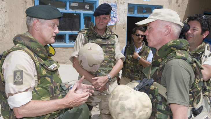 Robin Middel in Afghanistan tijdens een interview met Peter van Uhm (links) door Peter ter Velde van het NOS Journaal 