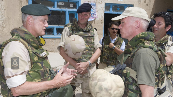 Robin Middel in Afghanistan tijdens een interview met Peter van Uhm (links) door Peter ter Velde van het NOS Journaal