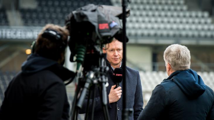 Heracles-directeur Toussaint voor de camera's van ESPN