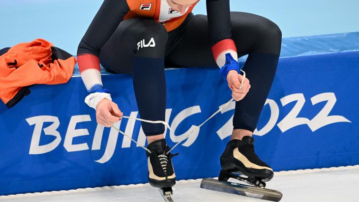 Ireen Wust trekt haar Viking-schaatsen uit na haar gouden 1500-meterrace 