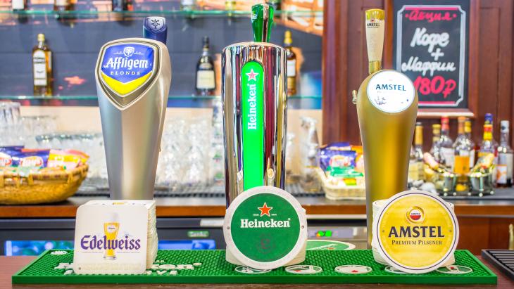 Bar in Moskou met drie Heineken-brands