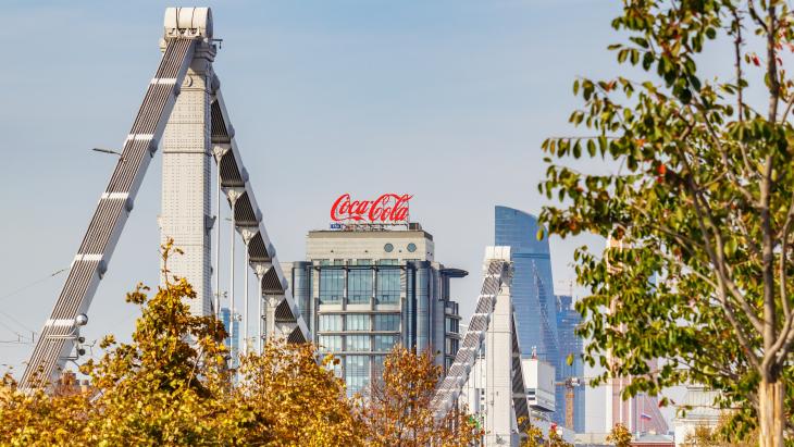 Reclamebord Coca-Cola in Moskou, op de voorgrond de Krymsky-brug 