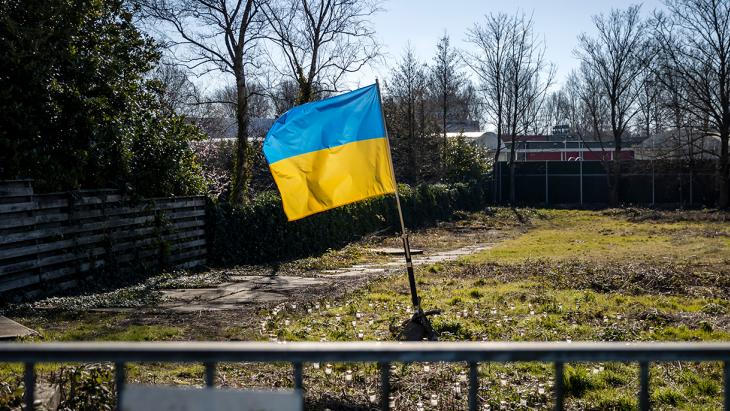 De Oekraïense vlag op een stuk grond aan de Molenkade in Amsterdam, dat mogelijk in beheer is van de schoonzoon van president Vladimir Poetin.
