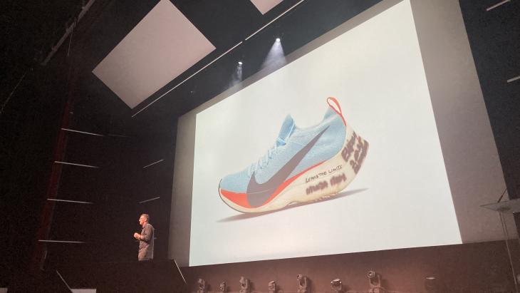 DJ van Hameren, de Nederlandse Global CMO van Nike, op het podium in Cannes