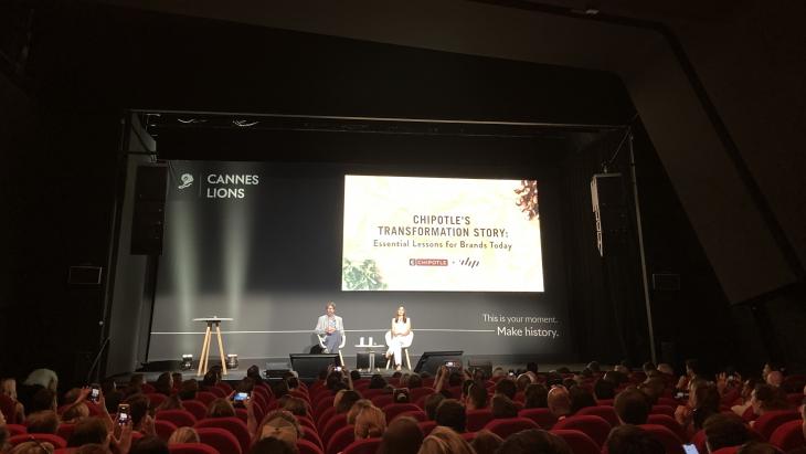 Will McGinness en Tressie Lieberman on stage in Cannes