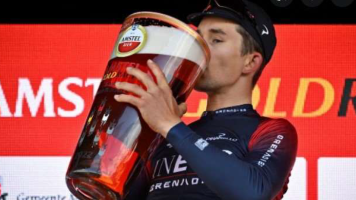 Winnaar Amstel Gold race op podium met gigaglas bier
