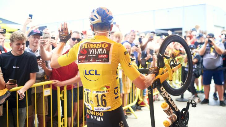 Wout van Aert in de gele trui tijdens Tour de France