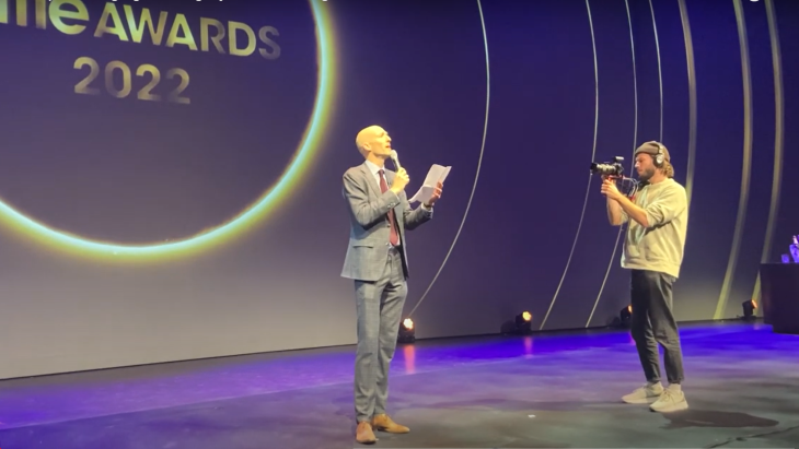 Acteur en cabaretier Sieger Sloot spreekt de zaal tijdens de uitreiking van de Effie Awards toe