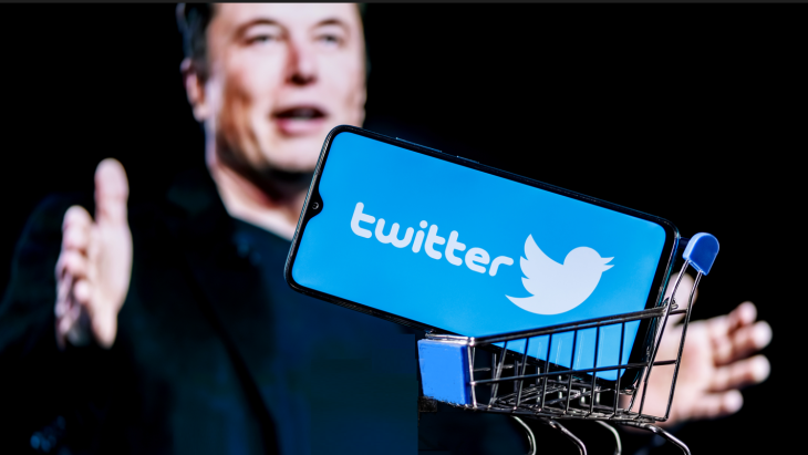 Elon Musk met boodschappenwagen met mobiele telefoon met  twitterlogo erin 
