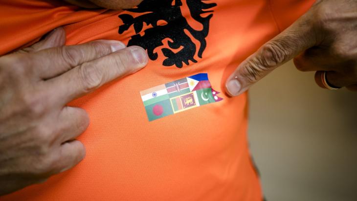 Speciaal Cruyff WK-voetbalshirt dat uit protest aan Tweede Kamer is aangeboden met de landen waar de meeste arbeidsmigranten vandaan komen, die in Qatar hebben gewerkt voor het WK.