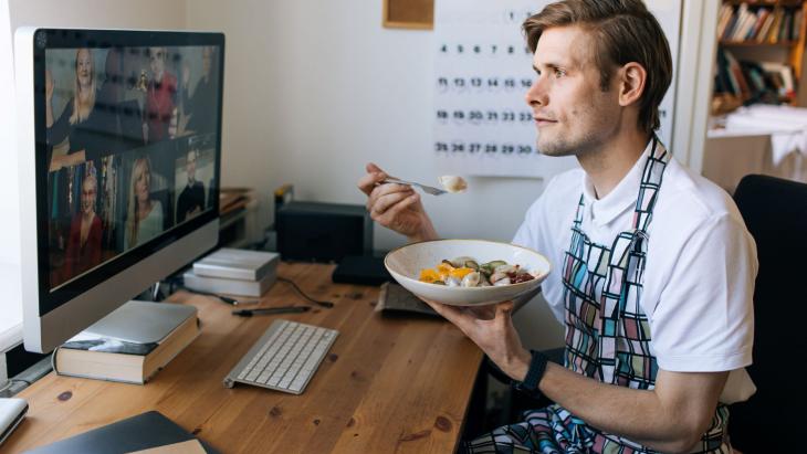 Eten tijdens Zoom videovergaderen 