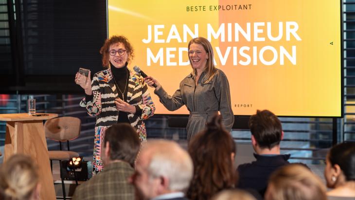 Marlene Wickel (l) van Jean Mineur heeft de prijs in ontvangst genomen van Susanne van Nierop, hoofdredacteur Adformatie