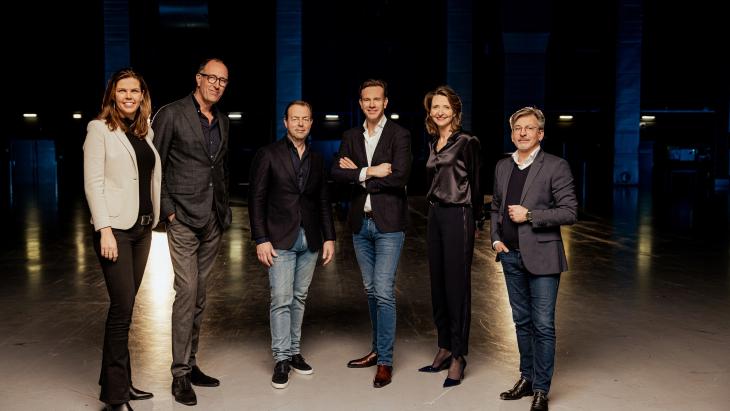 V.l.n.r. Foto: Manon van der Hoek (NCP), René Delwel (EMG), Pim Schmitz (Talpa Network), Sven Sauvé (RTL), Frederieke Leeflang (NPO), Arjan van Westerloo (NEP)