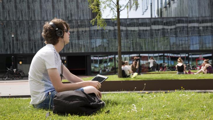 Jongere luistert in Utrecht via oortjes 