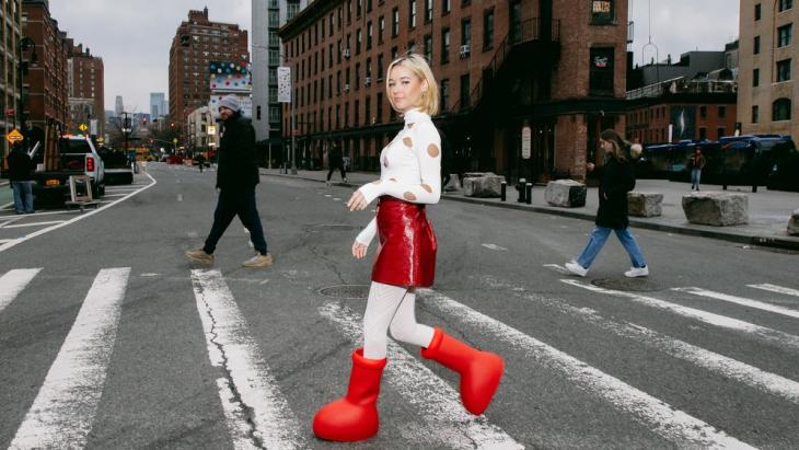 Grote rode boots gespot in New York