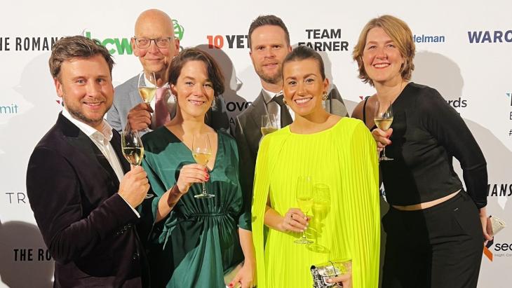 Het team van Bijl PR met champagne na winst van de Sabre Award