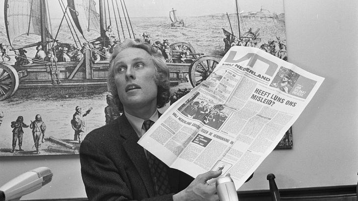 Willem Oltmans met Vrij Nederland in handen, Nieuwspoort 1972
