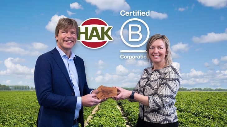 Hak-ceo Timo Hoogeboom neemt B Corp certificering in ontvangst van Tessa van Soest, directeur B-lab Benelux