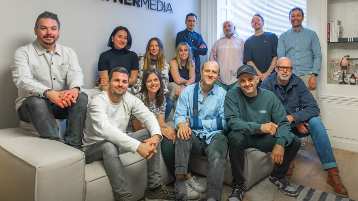 Het team van VaynerMedia Amsterdam, met rechtsonder met pet Gary Vaynerchuk
