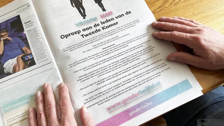 Eerder plaatste Gendertwijfel affiches in meer dan 400 bushaltes en advertenties in kranten, zoals hier in NRC 