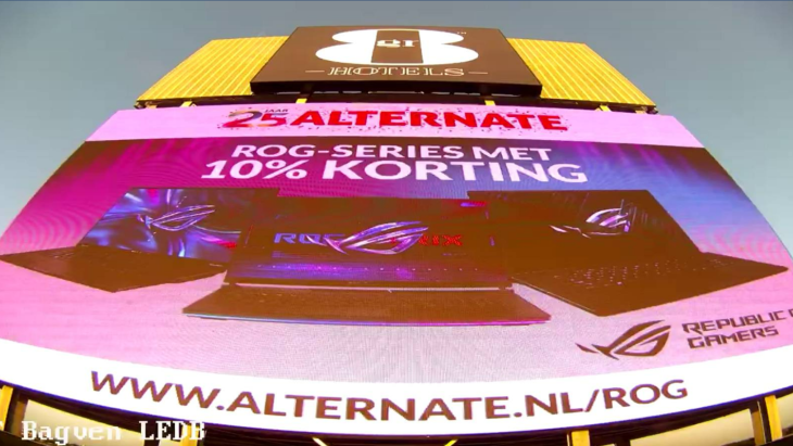 Een beeld uit de livestream bij een reclamemast bij Breda.