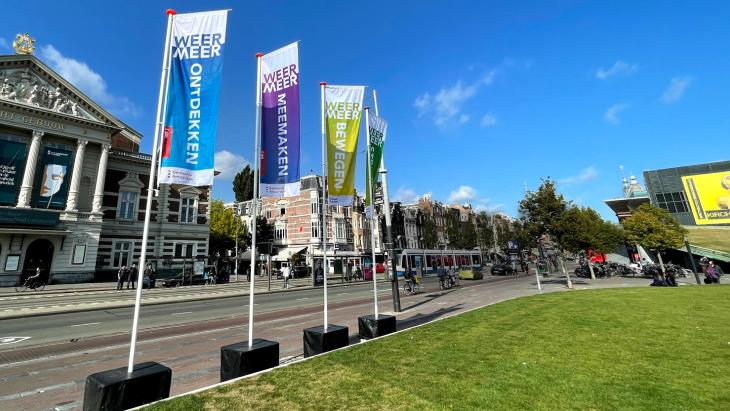 Vlaggen op het Museumplein voor een campagne van creatief bureau Into voor de gemeente Amsterdam