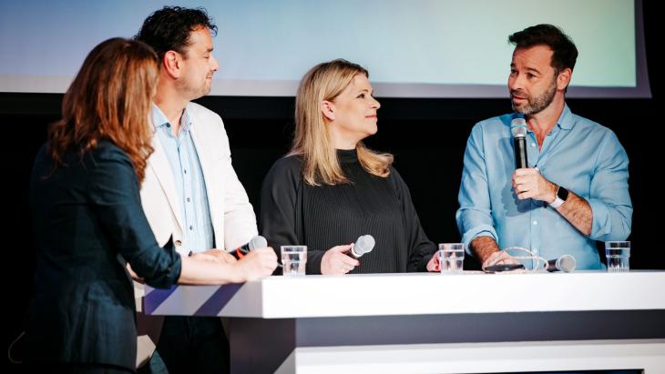 Peter van der Vorst (rechts) over de plannen rond Videoland. Links Branco Schrerer van Bindinc, in het midden mediadeskundige Tina Nijkamp