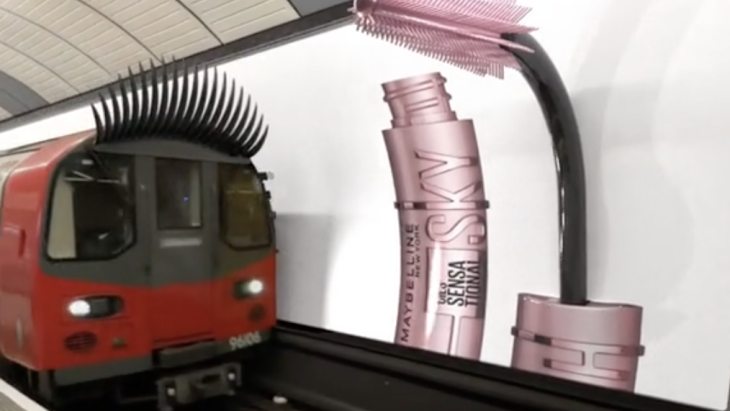 Londense metro met wimpers die mascara krijgt opgedaan