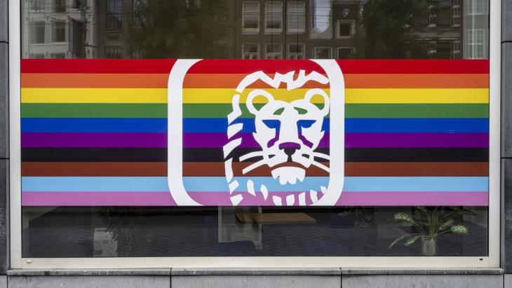 ING-etalage op het Rokin. Regenboogvlag met het logo van de bank tijdens de Prideweek. 