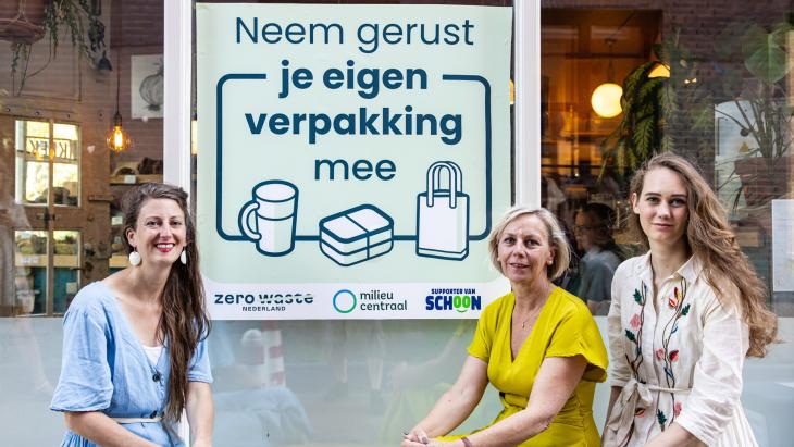 Fotobijschrift: V.l.n.r.: Elisah Pals (Zero Waste Nederland), Ika van de Pas (Milieu Centraal) en Elise Mooijman (Stichting Nederland Schoon) 