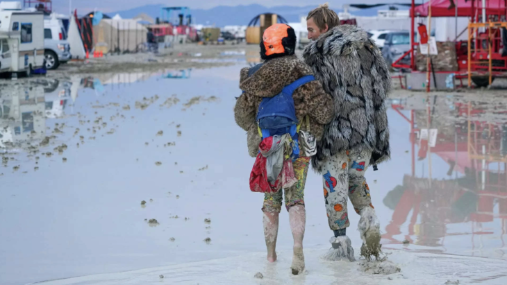 Het festival terrein van Burning Man tot Modderpoel. 